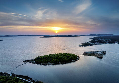 Luftaufnahme der Festung des Heiligen Nikolaus in Sibenik bei Sonnenuntergang, Kroatien. - AAEF27325