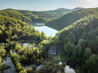 Luftaufnahme des Plitvicer Nationalparks in Kroatien bei Sonnenuntergang. - AAEF27330