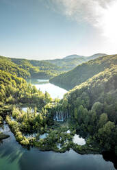 Luftaufnahme des Plitvicer Nationalparks in Kroatien bei Sonnenuntergang. - AAEF27331