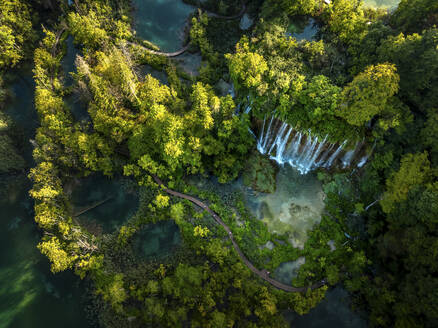 Luftaufnahme des Plitvicer Nationalparks in Kroatien bei Sonnenuntergang. - AAEF27332