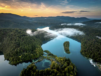 Luftaufnahme des Plitvicer Nationalparks in Kroatien bei Sonnenuntergang. - AAEF27335