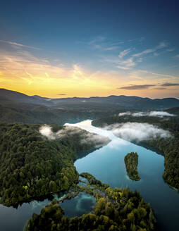 Luftaufnahme des Plitvicer Nationalparks in Kroatien bei Sonnenuntergang. - AAEF27336