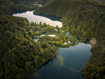 Luftaufnahme des Plitvicer Nationalparks in Kroatien bei Sonnenuntergang. - AAEF27337