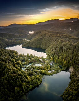 Luftaufnahme des Plitvicer Nationalparks in Kroatien bei Sonnenuntergang. - AAEF27338