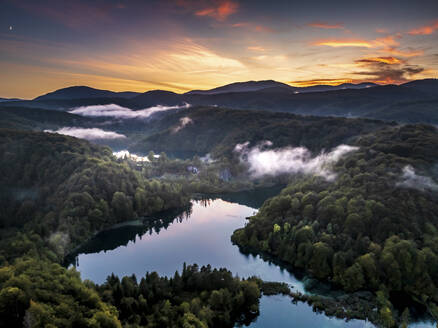 Luftaufnahme des Plitvicer Nationalparks in Kroatien bei Sonnenuntergang. - AAEF27340