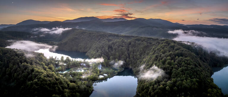 Luftaufnahme des Plitvicer Nationalparks in Kroatien bei Sonnenuntergang. - AAEF27341