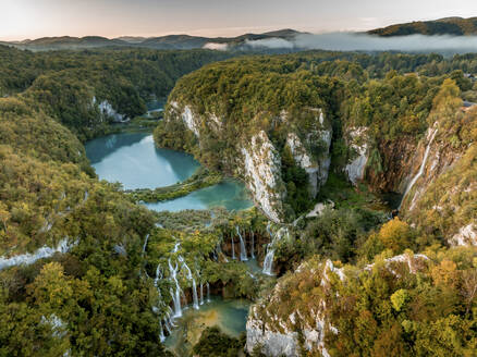 Luftaufnahme des Plitvicer Nationalparks in Kroatien bei Sonnenuntergang. - AAEF27342