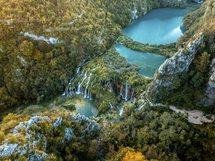 Luftaufnahme des Plitvicer Nationalparks in Kroatien bei Sonnenuntergang. - AAEF27344