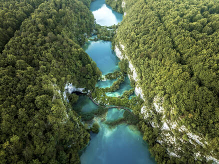 Luftaufnahme des Plitvicer Nationalparks in Kroatien bei Sonnenuntergang. - AAEF27347