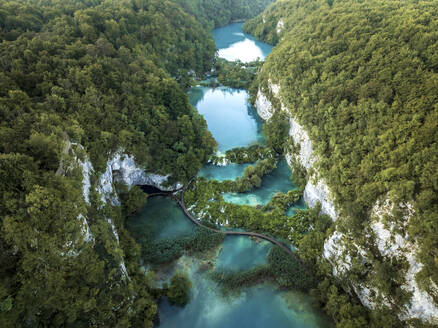 Luftaufnahme des Plitvicer Nationalparks in Kroatien bei Sonnenuntergang. - AAEF27348