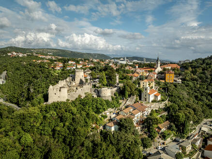 Luftaufnahme der Burg Trsat in Rijeka, Kroatien. - AAEF27352