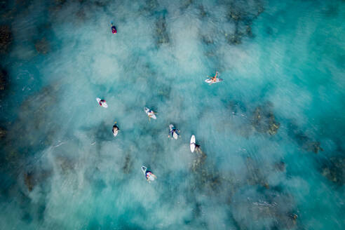 Luftaufnahme einer Drohne von Surfern, die am Strand von Trigg, Westaustralien, Australien, Wellen schlagen. - AAEF27356