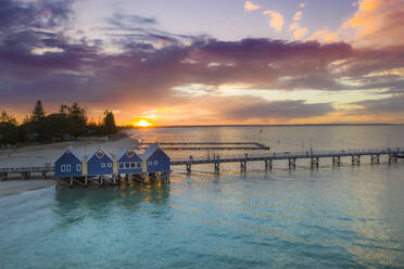 Panorama-Drohnenansicht von Busselton Jetty in Busselton, Westaustralien, Australien. - AAEF27359