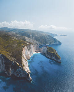 Luftaufnahme der Drohne vom Navagio Shipwreck Beach, Zakynthos in Griechenland. - AAEF27375