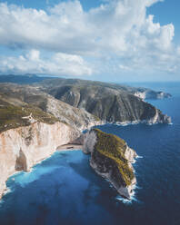 Luftaufnahme der Drohne vom Navagio Shipwreck Beach, Zakynthos in Griechenland. - AAEF27376