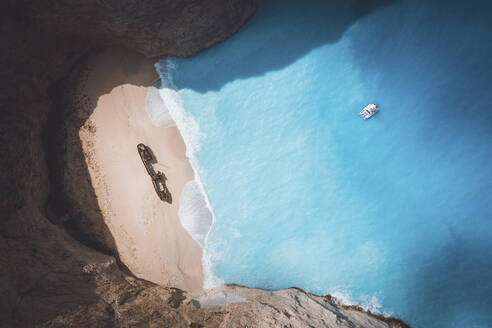 Luftaufnahme der Drohne vom Navagio Shipwreck Beach, Zakynthos in Griechenland. - AAEF27377