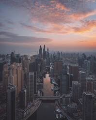 Luftaufnahme einer Drohne von Dubai Marina in den Vereinigten Arabischen Emiraten. - AAEF27381