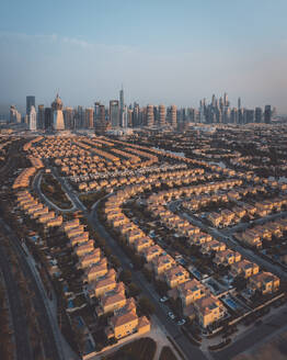 Luftaufnahme einer Drohne vom Jumeirah Park in der Nähe der Dubai Marina in den Vereinigten Arabischen Emiraten. - AAEF27383