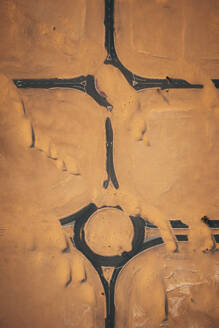 Luftaufnahme einer mit Sand bedeckten Straße in der Wüste, Dubai in den Vereinigten Arabischen Emiraten. - AAEF27386