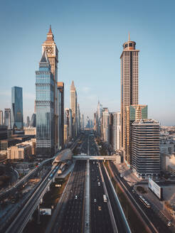 Luftaufnahme einer Drohne von der Sheikh Zayed Road, Dubai Business Bay in den Vereinigten Arabischen Emiraten. - AAEF27388