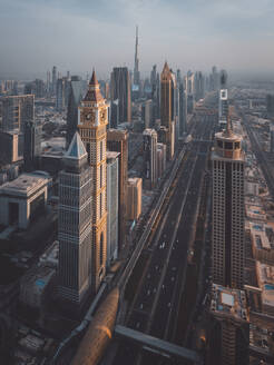 Luftaufnahme einer Drohne von der Sheikh Zayed Road, Dubai Business Bay in den Vereinigten Arabischen Emiraten. - AAEF27389