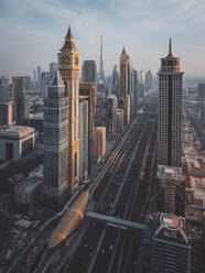 Luftaufnahme einer Drohne von der Sheikh Zayed Road, Dubai Business Bay in den Vereinigten Arabischen Emiraten. - AAEF27390