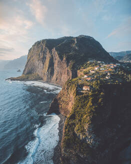 Luftaufnahme einer Drohne vom Miradouro do Guindaste auf Madeira, Portugal. - AAEF27395