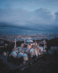 Drohnenansicht der Hagia Sophia bei Sonnenaufgang, Istanbul in der Türkei. - AAEF27397