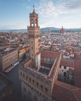 Drohnenansicht des Palazzo Vecchio in Florenz in Italien. - AAEF27401