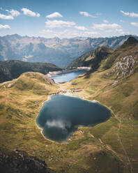 Drohnenaufnahme des Ritomsees an einem Sommertag, Schweiz. - AAEF27404