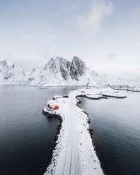 Drohnenansicht von Hamnoy an einem verschneiten Wintertag, Insel Lofoten in Norwegen. - AAEF27408