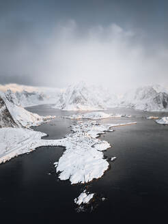 Luftaufnahme einer Drohne von Reine auf den Lofoten in Norwegen. - AAEF27409