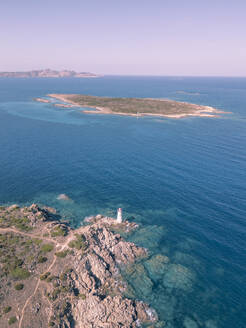 Luftaufnahme eines Leuchtturms entlang der Küstenlinie mit Felsen bei Porto San Paolo, Insel Tavolara, Sardinien, Italien. - AAEF27412
