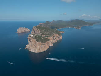 Luftaufnahme eines Leuchtturms an der Küste von Capo Caccia, Sardinien, Italien. - AAEF27413