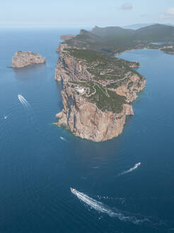 Luftaufnahme eines Leuchtturms an der Küste von Capo Caccia, Sardinien, Italien. - AAEF27414