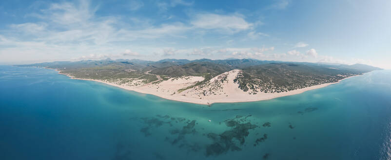 Panoramablick aus der Luft auf die Sanddünen entlang der Küstenlinie am Strand von Piscinas, Arbus, Sardinien, Italien. - AAEF27416