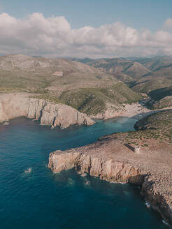 Luftaufnahme von Cala Domestica, Buggerru, Sardinien, Italien. - AAEF27418