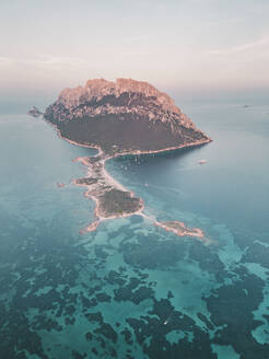Luftaufnahme der Insel Tavolara, Sardinien, Porto San Paolo, Italien,. - AAEF27425