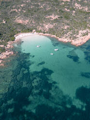 Luftaufnahme von Spiaggia del dottore, Porto Istana, Sardinien, Italien. - AAEF27426