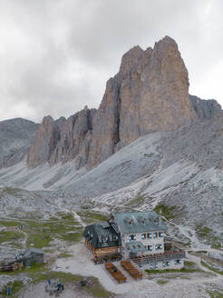 Luftaufnahme der Antermoia-Hütte in den Dolomiten in der Nähe des Antermoia-Sees, Rosengartengruppe, Italien. - AAEF27429