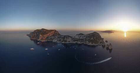 Luftaufnahme der Insel Capri bei Sonnenuntergang, Blick auf die Faraglioni-Felsformation entlang der Küstenlinie, Capri, Neapel, Kampanien, Italien. - AAEF27430