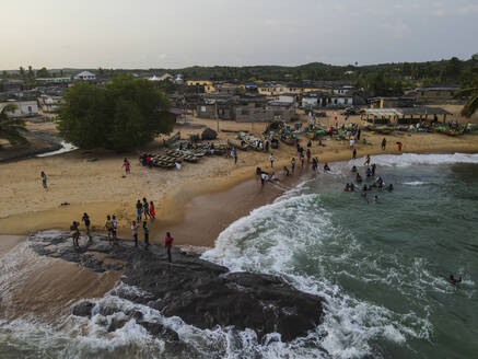 Luftaufnahme des Stranddorfs Ankwanda mit Sandstrand und Badenden, Central Region, Ghana. - AAEF27437