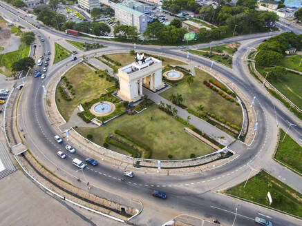 Luftaufnahme des Independence Arch und des Stadtbilds mit gewundenen Straßen und üppigen Gärten, Accra, Ghana. - AAEF27439