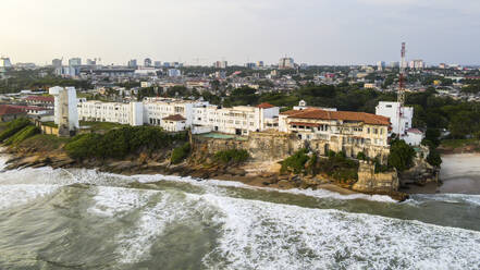 Luftaufnahme der Burg Osu und der Küste, Accra, Ghana. - AAEF27441