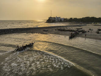 Luftaufnahme des Sonnenuntergangs über der ruhigen Küstenlinie von Accra, Ghana. - AAEF27442