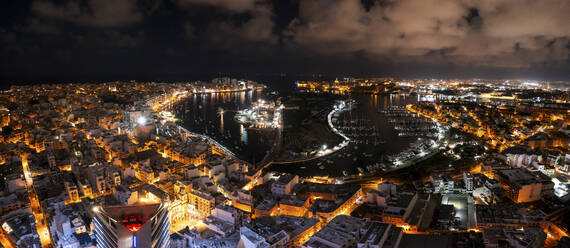 Luftaufnahme einer dichten Stadtlandschaft bei Nacht, Gzira, Malta. - AAEF27448