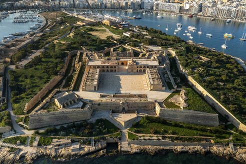 Luftaufnahme von Fort Manoel und der Insel Manoel, Gzira, Zentralregion, Malta. - AAEF27449