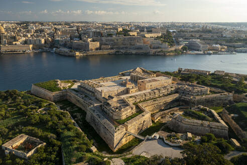 Luftaufnahme von Fort Manoel auf der Insel Manoel, Gzira, Malta. - AAEF27450