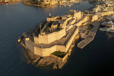 Luftaufnahme von Fort Sant Angelo bei Sonnenuntergang, Birgu, Malta. - AAEF27452