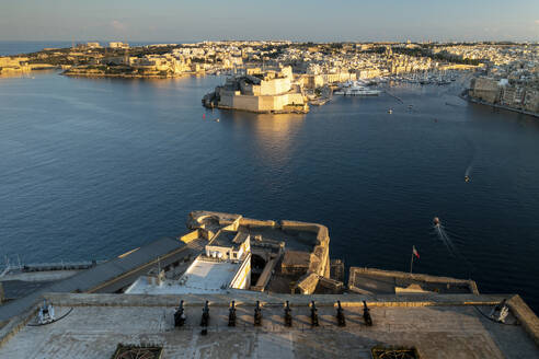 Luftaufnahme des Grand Harbour mit Fort Sant Angelo und Befestigungsanlagen, Valletta, Malta. - AAEF27455